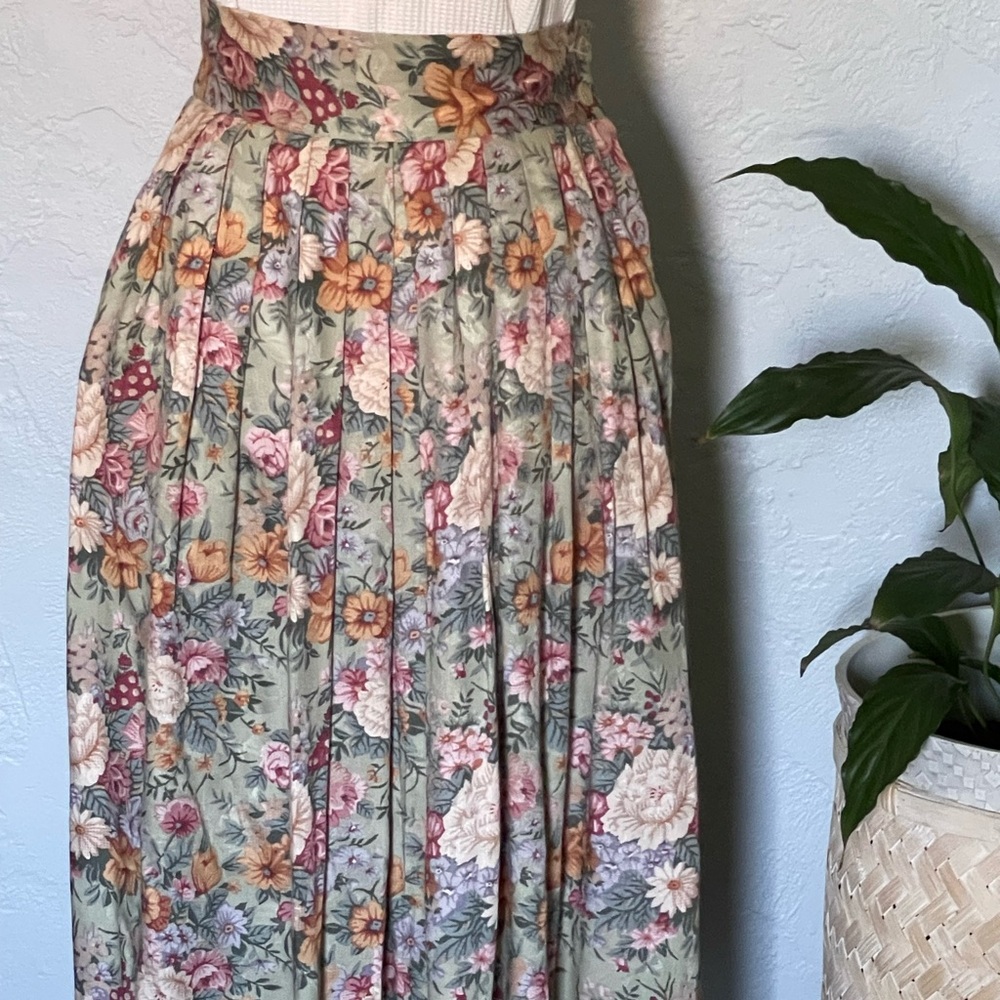 Vintage Significance Brand size 6P. Green floral skirt transitional cottagecore